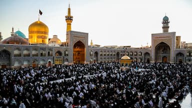 حکم جلوتر نماز خواندن خانم از آقا در حرم امامان | نظر مراجع + دلایل عقلی
