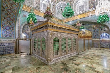 چرا ضریح امام رضا (ع) دقیقا وسط گنبد نیست و به گوشه بالا سر متمایل است؟